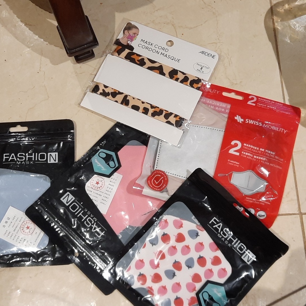 FLU SEASON UPCOMING NWT LOT OF 6 😷 FACE MASKS 😷 and mask cord reusable